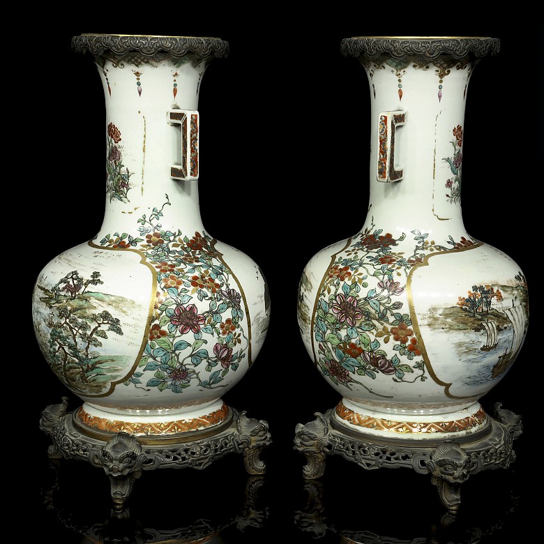 Pareja de jarrones montados en metal, dinastía Qing