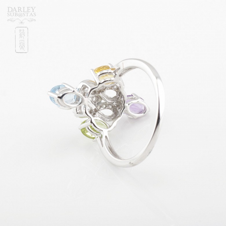 Fantástico anillo en oro blanco con gemas semipreciosa y diamantes - 2