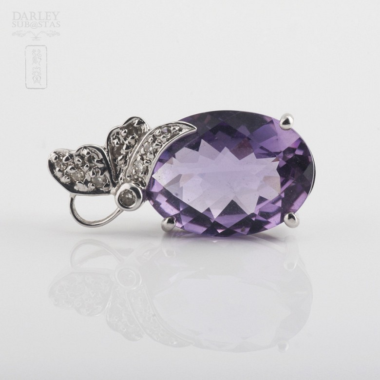 Pendant with 5.40cts Amethyst and diamonds in white gold