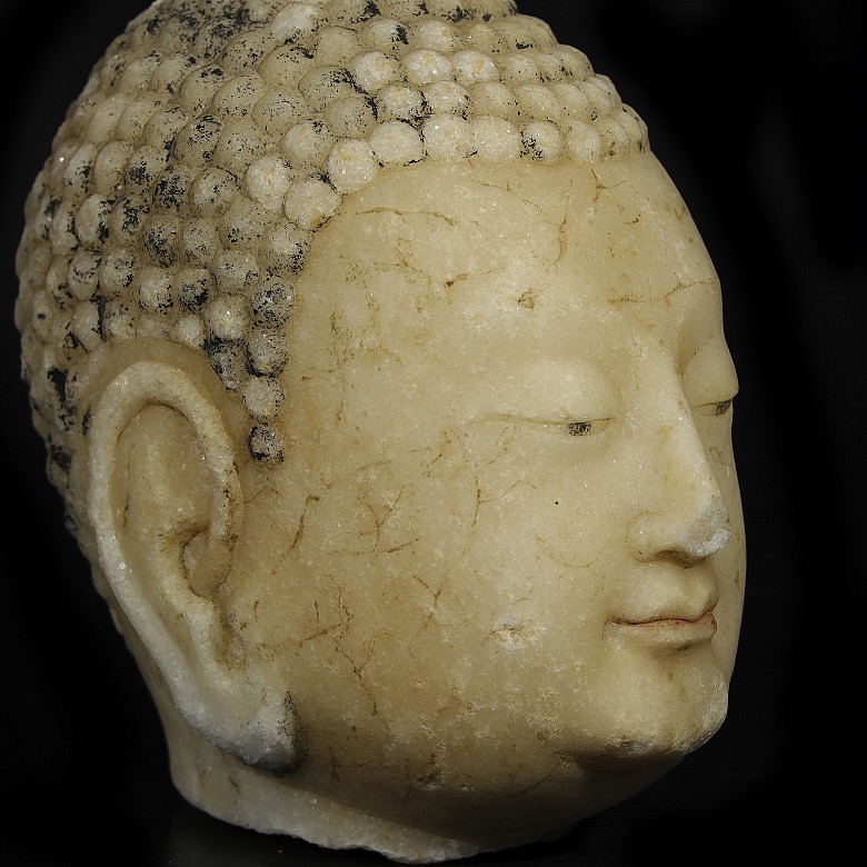 Buda de piedra policromada, estilo Tang