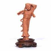 Figura de coral “Dama con abanico”, China, primer tercio del s.XX