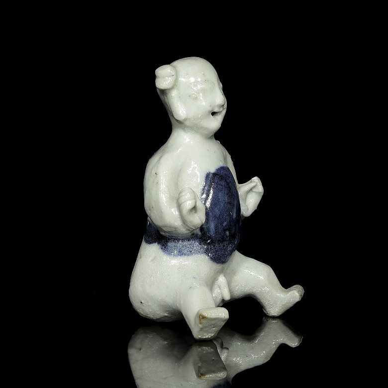 Figura de cerámica azul y blanco 