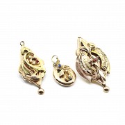 Two brooches and a gold pendant - 1