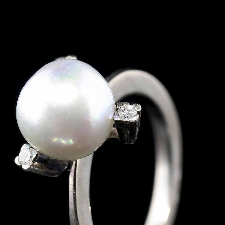 Anillo de oro blanco 18 k, una perla y tres diamantes