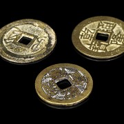Tres monedas chinas con marca Qianlong - 3