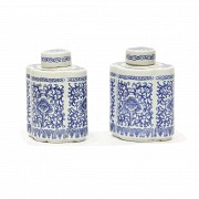 Pareja de botellas de cerámica china azul y blanco, s.XX Decoradas con orquídeas. 16 cm