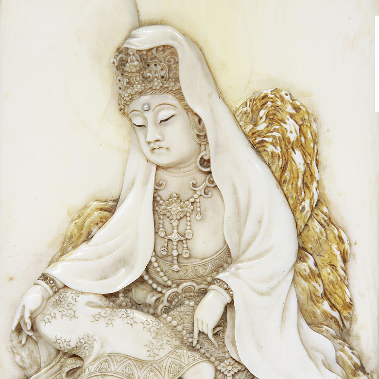 Placa de marfil representando a Guanyin, pps.s.XX