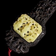 Ruyi tallado en madera de Zitan con jade amarillo, dinastía Qing