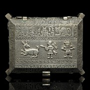 Caja de plata con decoraciones estilo precolombino