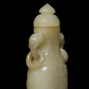 Pequeño jarrón de jade blanco tallado, dinastía Qing
