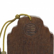 Placa de bambú con relieves y textos, dinastía Qing