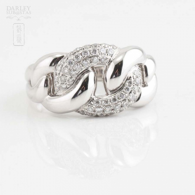 Ring in 18k white gold and diamonds.