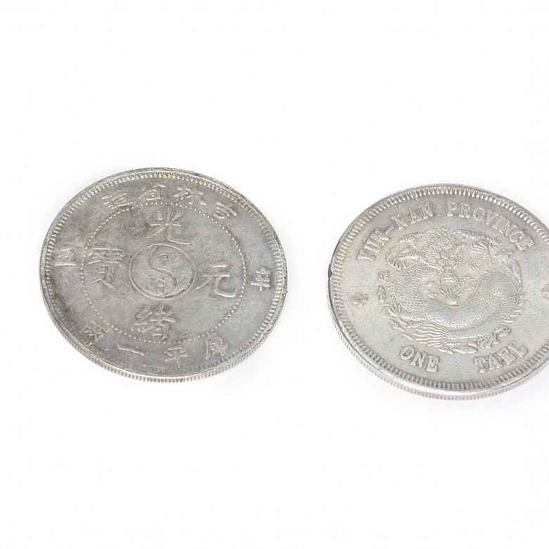 Dos monedas chinas de plata, s.XX