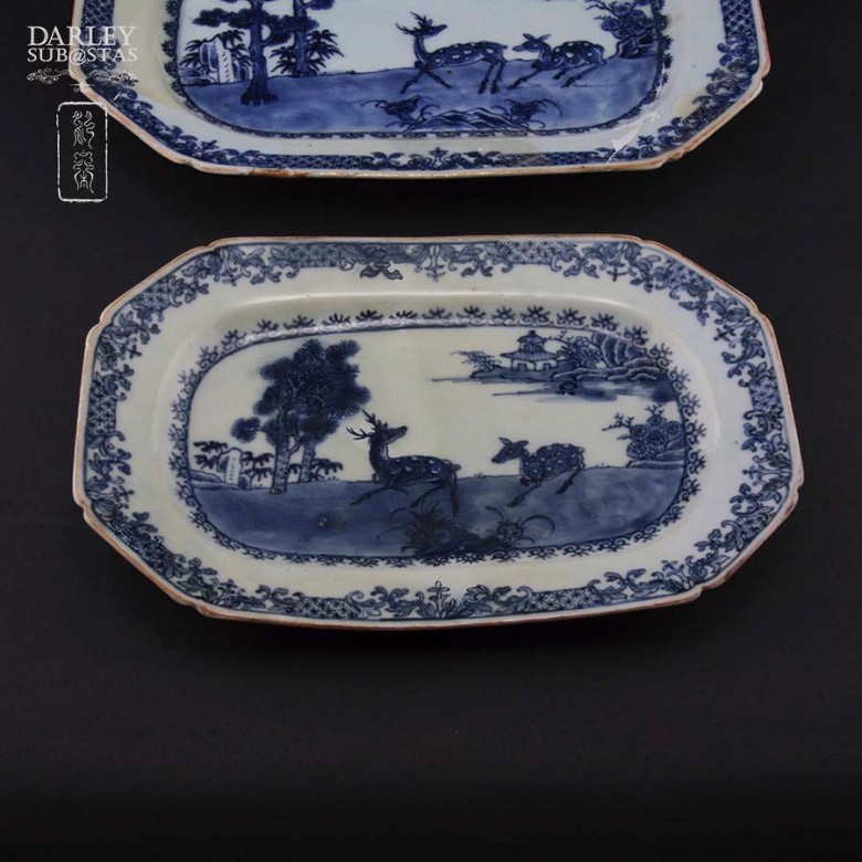 Dos bandejas chinas en porcelana, S. XVIII - 2