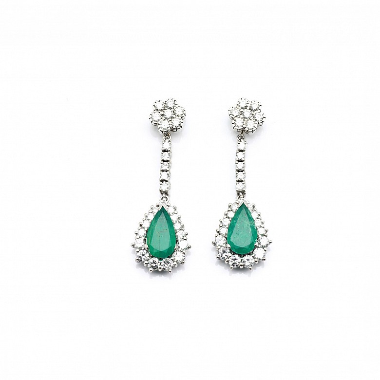 Long earrings set in platinum, 3.90ct diamonds and emeralds.