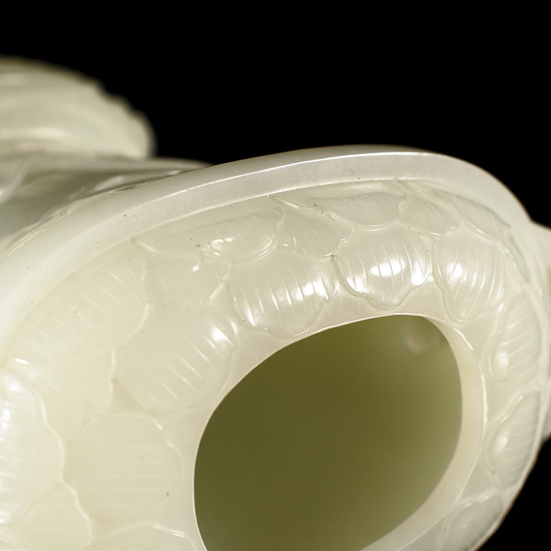 White jade cup-shaped vase, Qing Dynasty