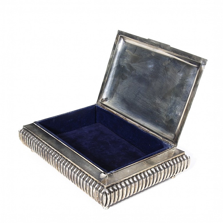 A 925 sterling silver box and medallion, 20th century