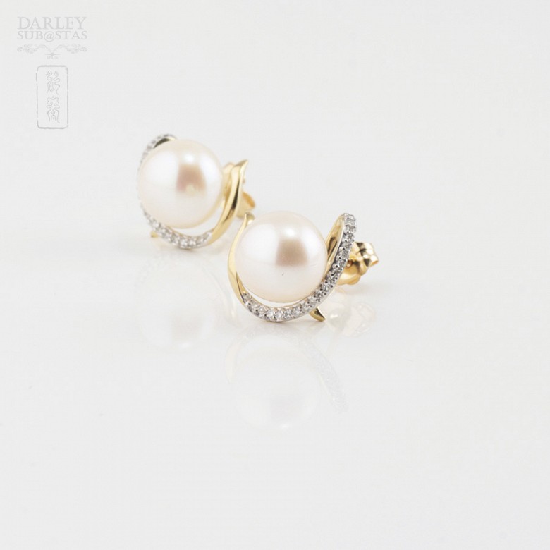 Earrings in 18k yellow gold and diamonds and pearls. - 1