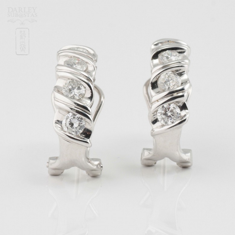 Pair of earrings in 18k white gold and 10 diamonds.