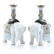 Pareja de candeleros con forma de elefantes en porcelana, China, s.XX