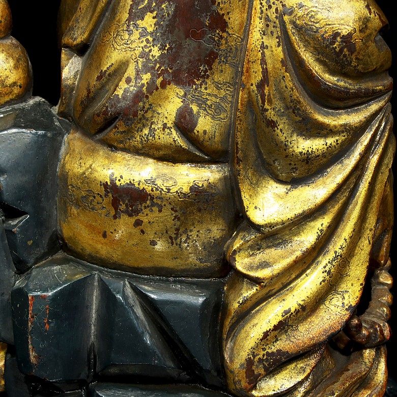 Escultura de sabio en madera dorada, dinastía Qing