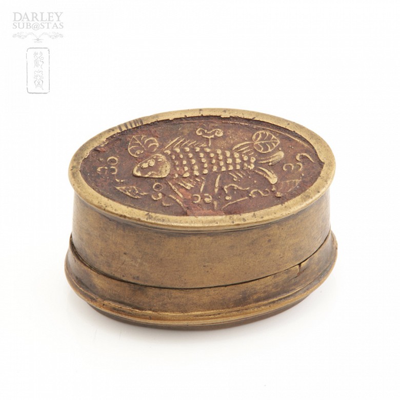 Cajita de bronce Tibetano con grabado de pez - 2