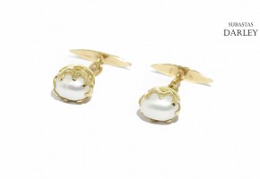 Cufflinks with white oval shaped pearls.