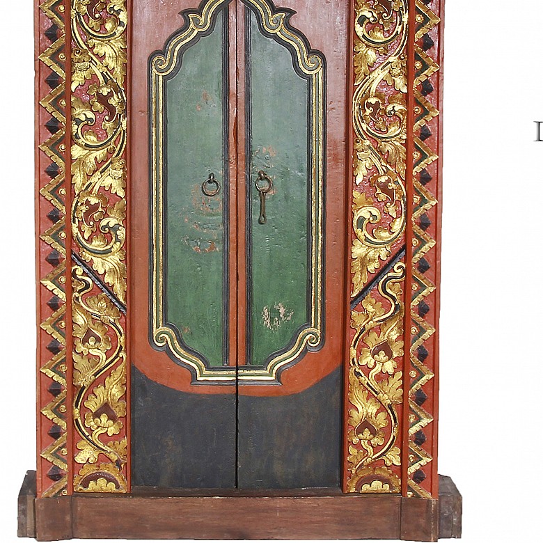 Puerta de templo indonesio de madera tallada y pintada, S.XIX - XX