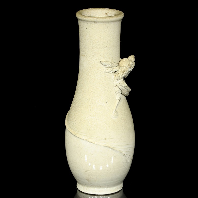 Jarrón de cerámica con un dragón en relieve, S.XX