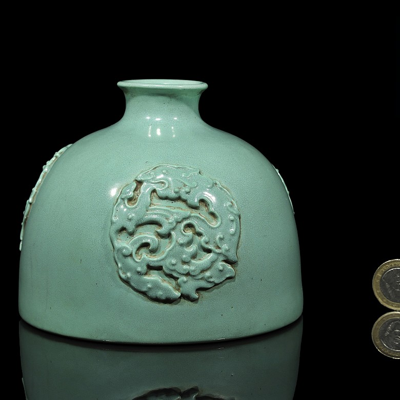 Porcelain bottle enameled in green, 20th century - 7