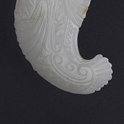 Colgante de Jade Blanco, en forma de ave mitológica. - 2