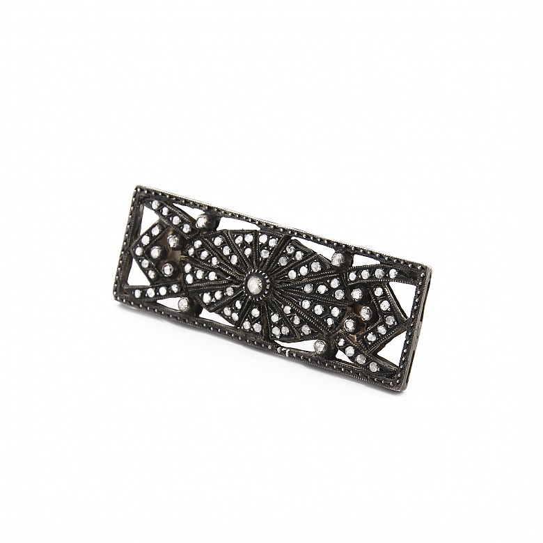 Art Deco brooch in silver with diamonds.