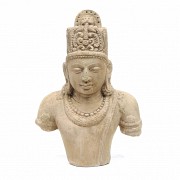 Escultura de piedra caliza tallada, India.