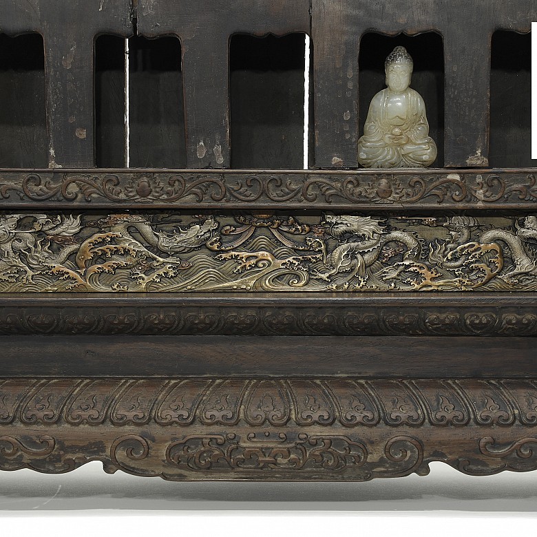Altar budista de madera tallada, con budas de jade, dinastía Qing.