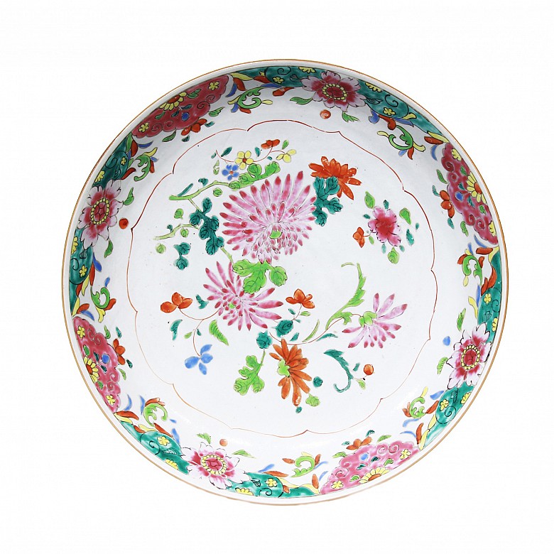 Large rose family plate, China, Qing dynasty, 19th century