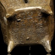 Elegant Chinese bronze incense burner, Ming dynasty