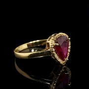 Anillo con rubí y diamantes en oro amarillo de 18 k