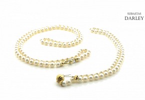 Two cultured pearl necklaces, with 18 k gold clasps