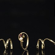 Lote tres pendientes y un anillo de oro amarillo de 18 k