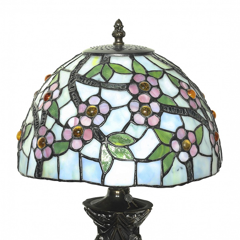 Dos lámparas decorativas, estilo Tiffany.