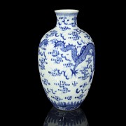 Porcelain vase, blue and white, with Qianlong mark