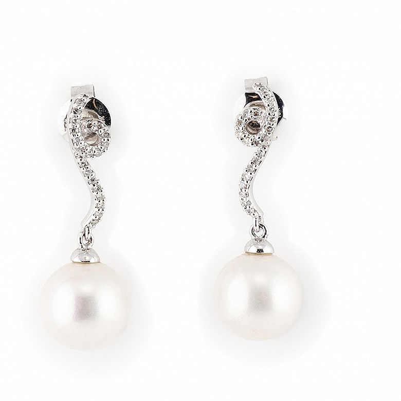 Pendientes en oro blanco de 18k y diamantes, con dos perlas