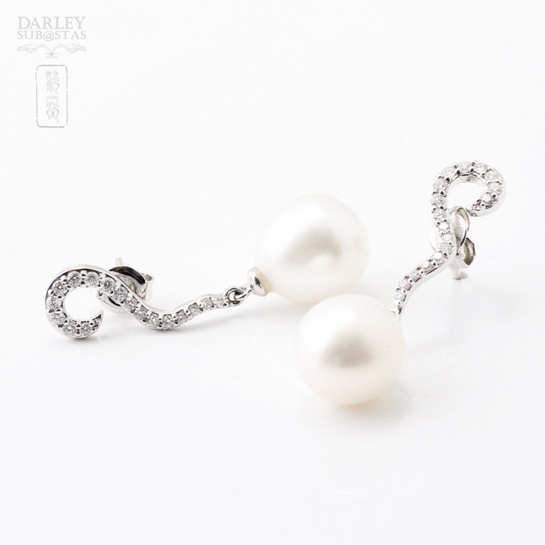 Pendientes con perlas blancas y 0,35 cts de diamantes  en oro blanco 18k - 3
