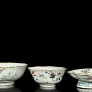 Lote con tres cuencos de porcelana esmaltada, S.XIX - XX