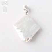 奇型白珍珠配钻石18K白金吊坠