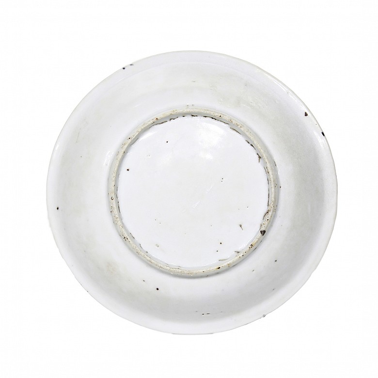 White-glazed porcelain dish, possibly late Ming dynasty, early 17th century - 1