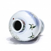 Pequeño jarrón “meiping” con decoración esmaltada, s.XX