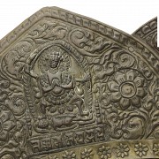 Gran plato tibetano de metal repujado, S.XIX - XX