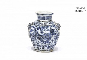 Pequeño jarrón de porcelana azul y blanco, dinastía Yuan (1279-1368)