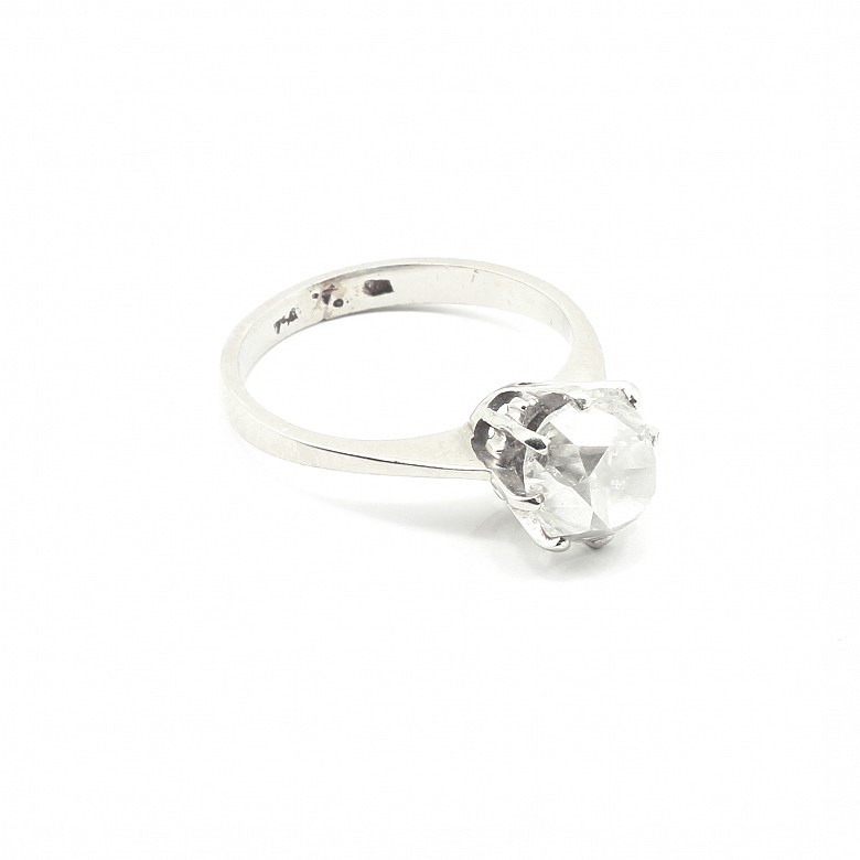 Solitaire in 18k white gold, with an old-cut diamond.